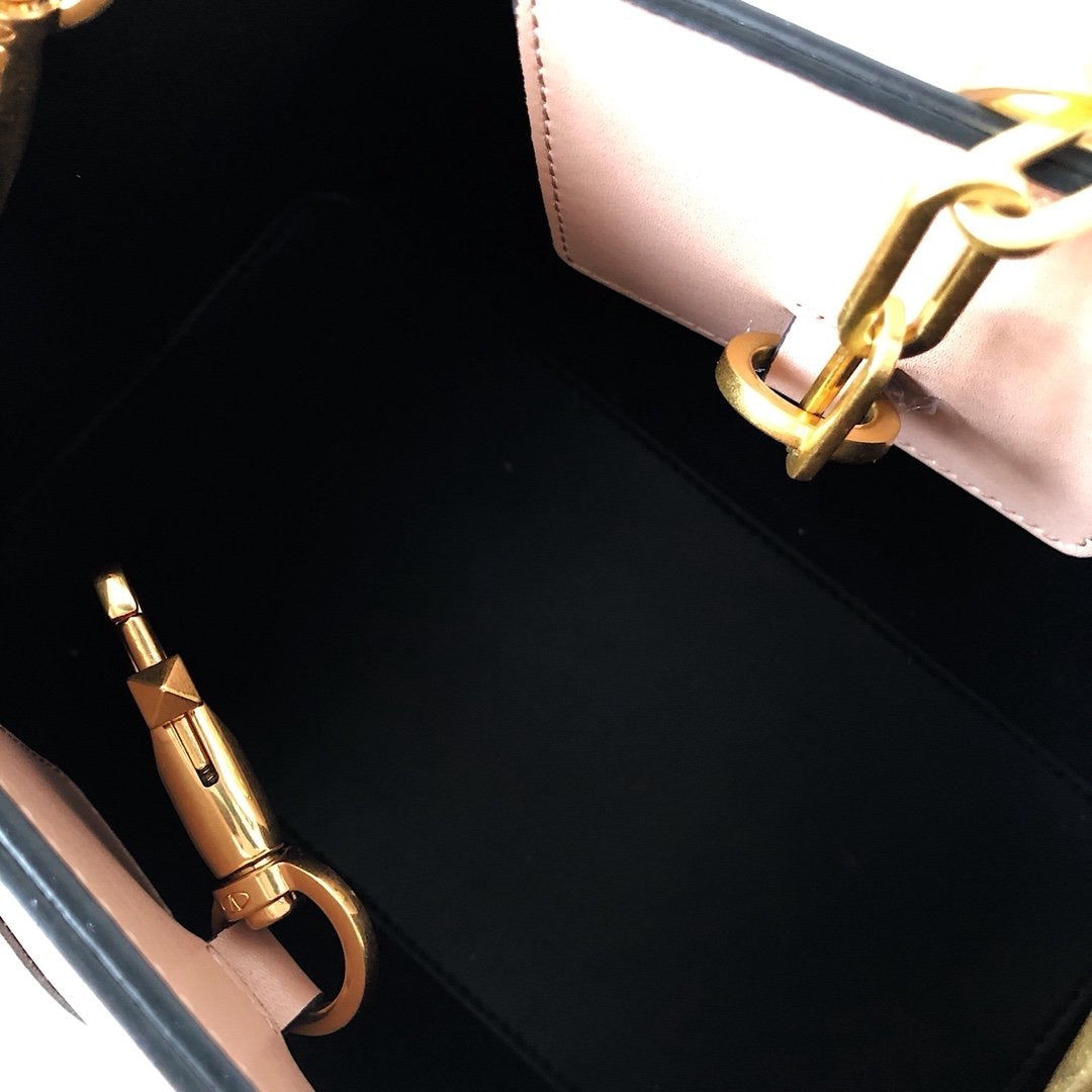 V Logo Escape Shopper