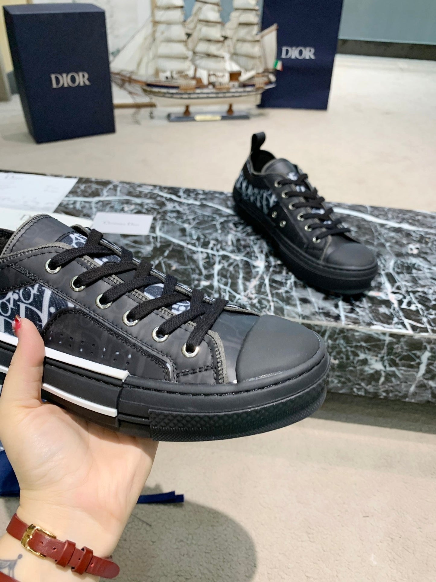 B23 Sneaker