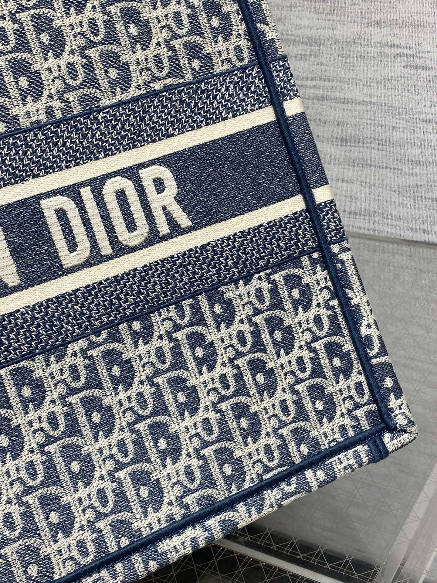 Medium Book Tote