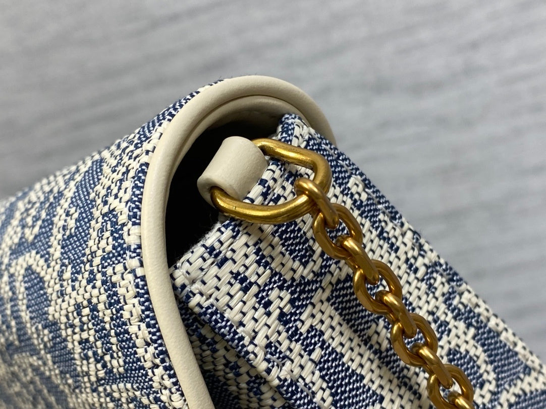 Saddle Clutch