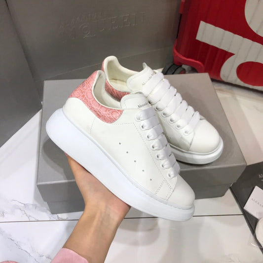 Oversized Sneaker Embossed