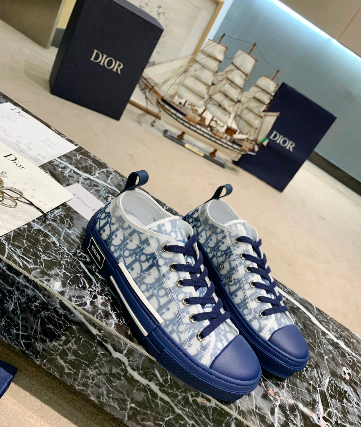 B23 Sneaker