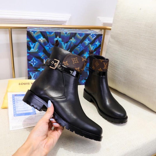 Discovery Flat Boots