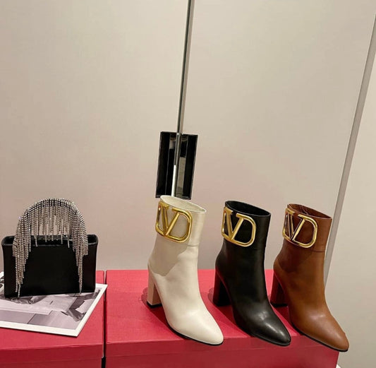 V Logo Boots
