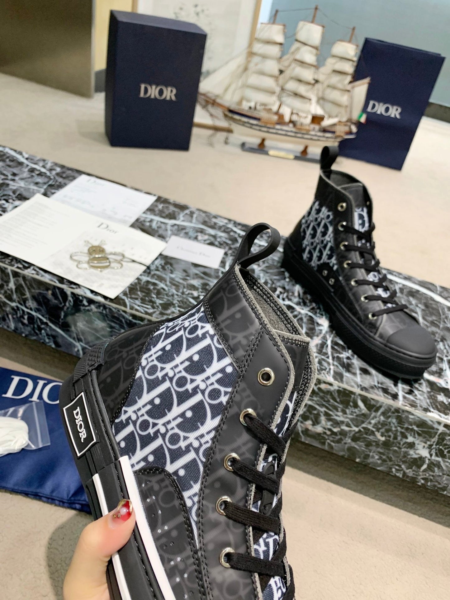 B23 Sneaker