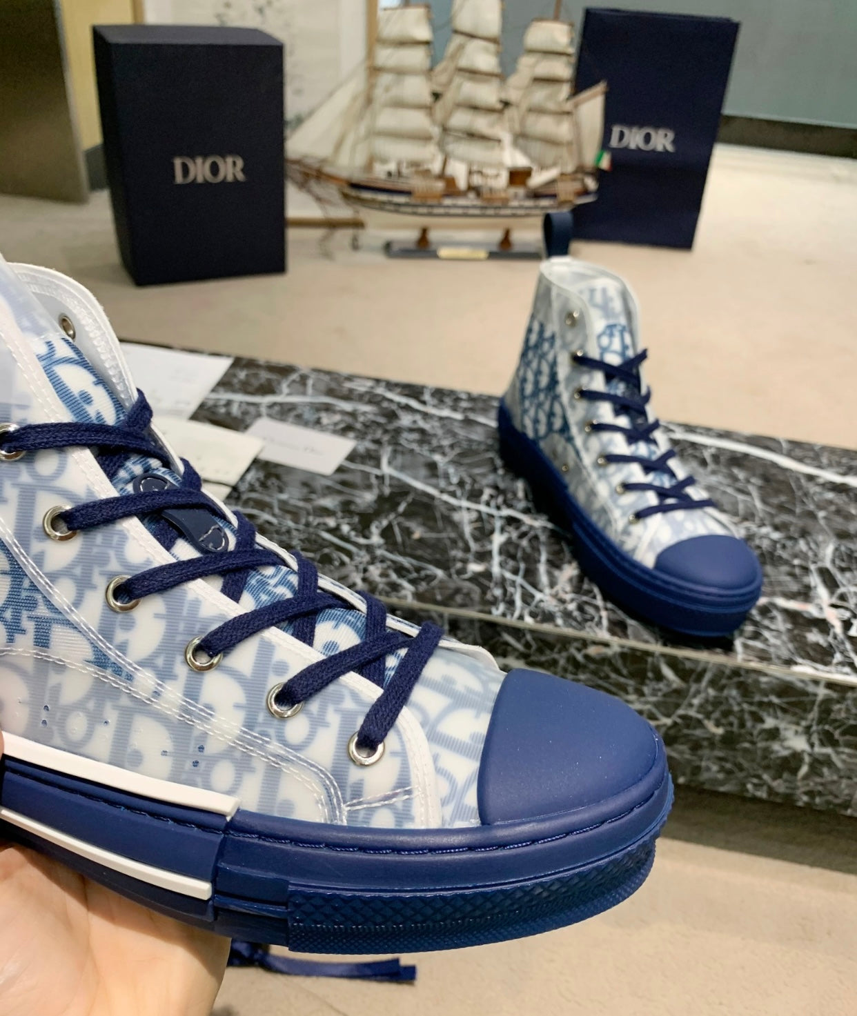 B23 Sneaker