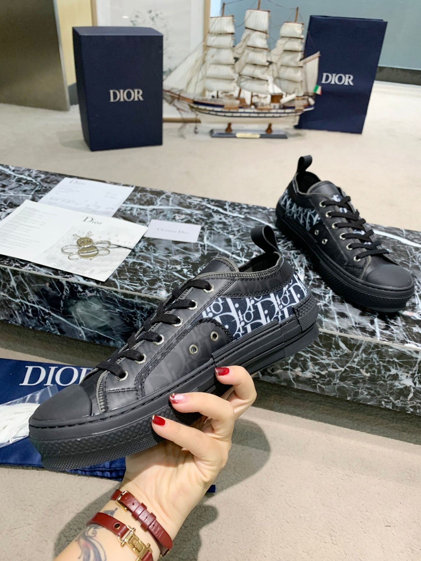 B23 Sneaker