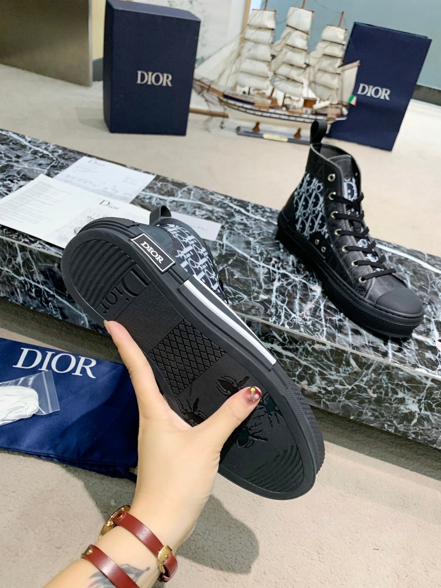 B23 Sneaker